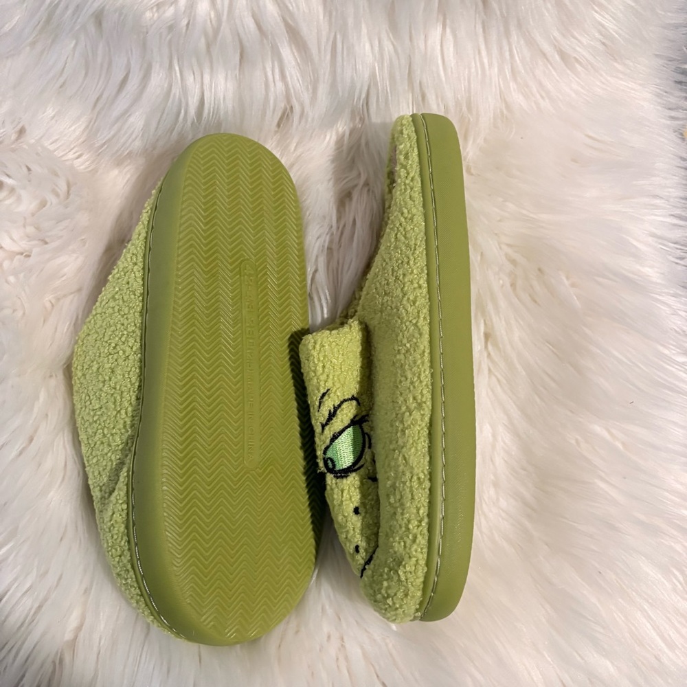 Green & Tan Grinch Slippers - Picture 4 of 5